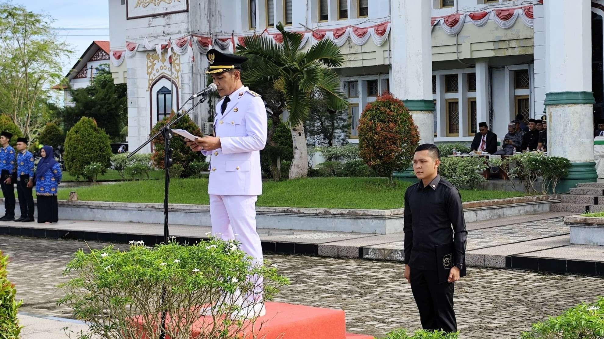 Wakil Bupati Aceh Jaya, Muslem D, S.E., memimpin langsung upacara peringatan Hari Otonomi Daerah ke-29 yang dilangsungkan di halaman Kantor Bupati Aceh Jaya, Jumat (25/4/2025). (Foto Pemkab Aceh Jaya)