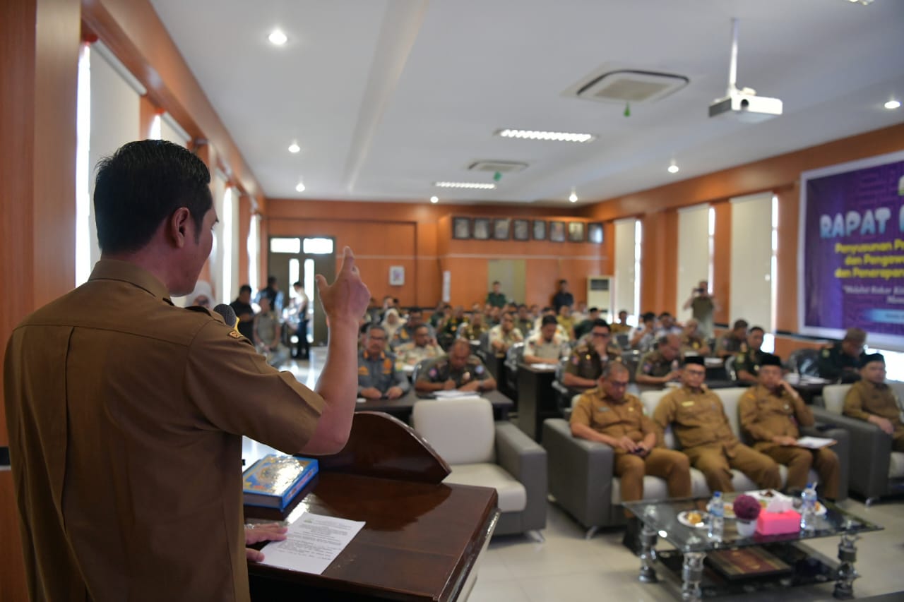 Plt. Sekda Aceh, M. Nasir, S.IP. MPA membuka Rapat Koordinasi Penyusunan Program Kegiatan Pembinaan dan Pengawasan Qanun Syariat Islam dan Penerapan Ingub Nomor 1 Tahun 2025 dengan Kasatpol PP dan WH Kabupaten/Kota Lantai III di Gedung Rapat Satpol PP dan WH Aceh, Senin, 21/04/2025. (Foto: For Nukilan)