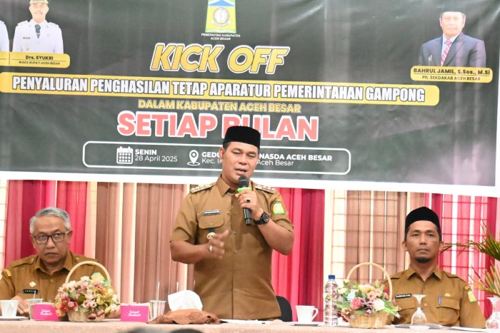 Bupati Aceh Besar, H Syech Muharram Idris menyampaikan sambutan dalam acara Penyerahan Penyaluran Gaji Perbulan Secara Simbolis Kepada Keuchik Kabupaten Aceh Besar di Gedung Dekranasda, Gampong Gani, Kecamatan Ingin Jaya. (Foto: MC Aceh Besar)