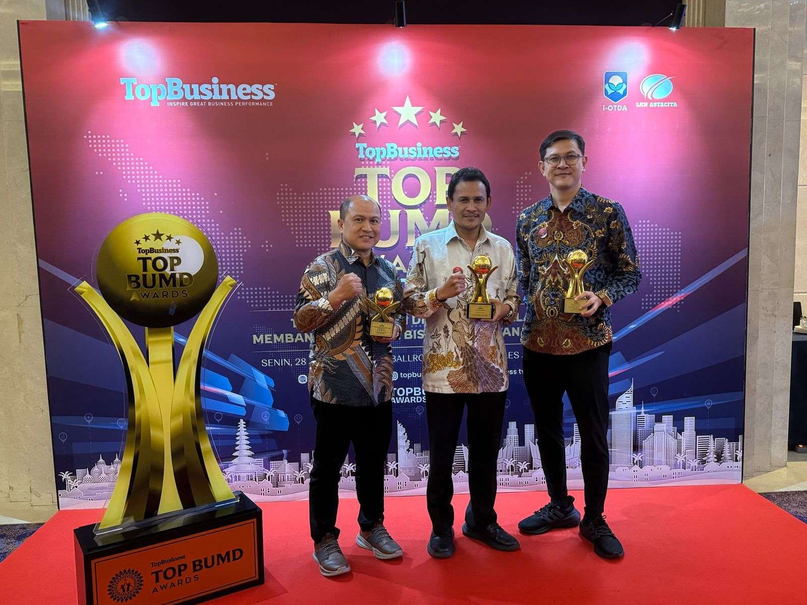 Asisten Perekonomian dan Pembangunan Sekda Aceh Zulkifli, hadir mewakili Gubernur Aceh menerima penghargaan sebagai Top Pembina BUMD di acara puncak Top BUMD Awards 2025 (Foto: Humas Aceh)