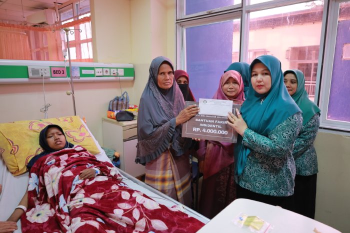 Ketua TP PKK Aceh Besar Salurkan Bantuan Fakir Insidentil dari Baitul Mal untuk Siti Maisurah. (Foto: MC Abes)