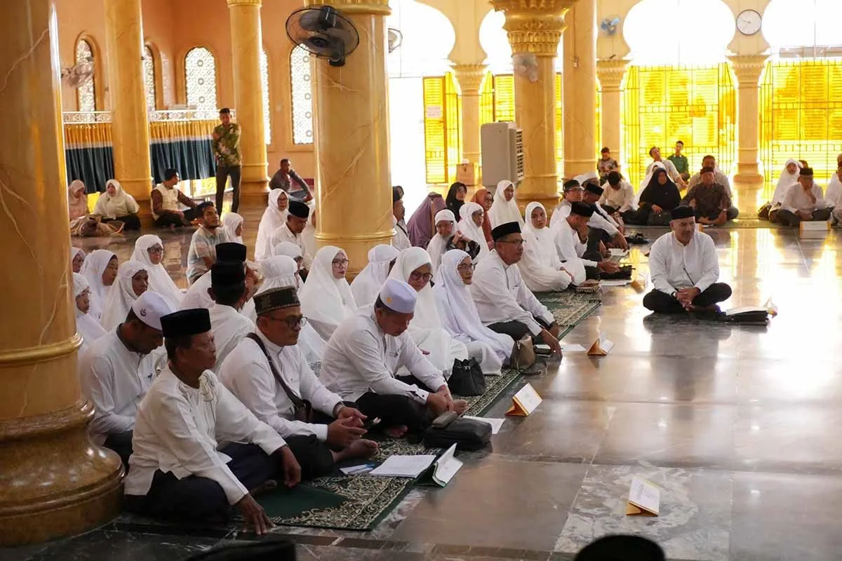 Jamaah calon haji Kabupaten Aceh Selatan mengikuti pembukaan manasik haji di Aceh Selatan, Rabu (23/4/2025). (Foto: ANTARA)