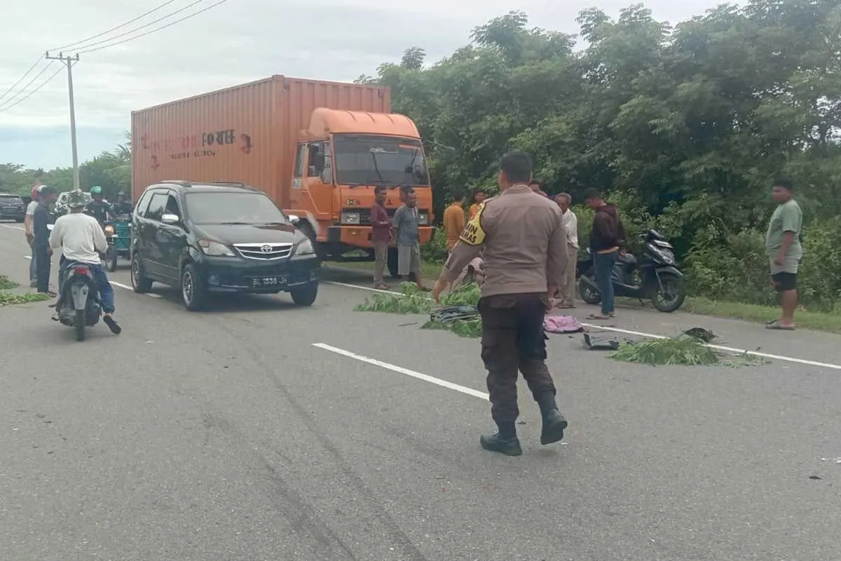 Polisi mengatur lalu lintas di lokasi kecelakaan, Jalan Banda Aceh-Meulaboh KM 137, Gampong Lhok Geulumpang, Kecamatan Setia Bakti, Kabupaten Aceh Jaya, Aceh. (Foto: ANTARA)