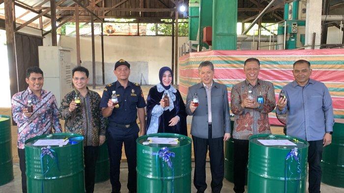 Proses Pelepasan ekspor minyak nilam Aceh tujuan Prancis, di Gudang PT Ugreen Aromatics International, Kecamatan Blang Bintang. (Foto: Serambi)