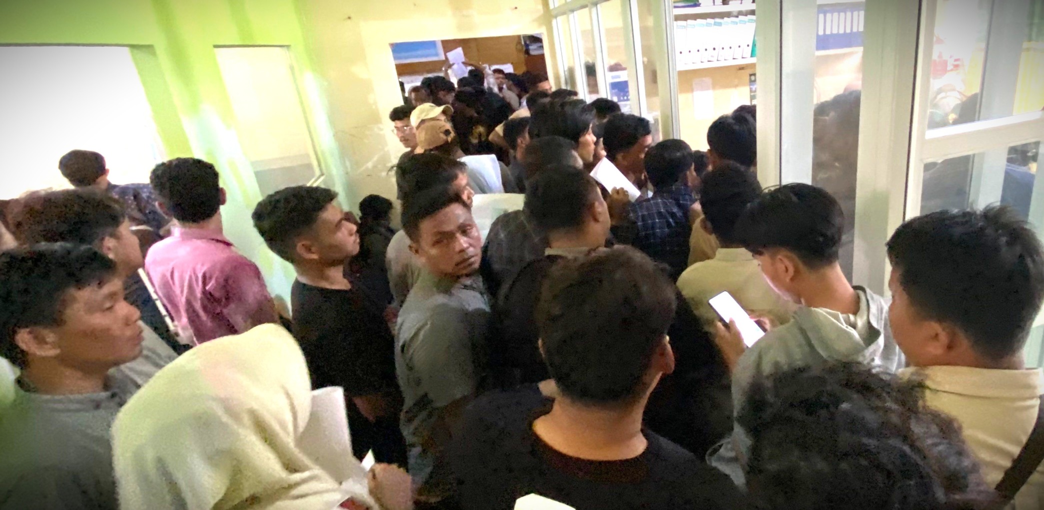 Distransnaker Aceh Barat Buka Empat Loket untuk Layani Pengurusan Kartu AK1. (Foto: MC Aceh)