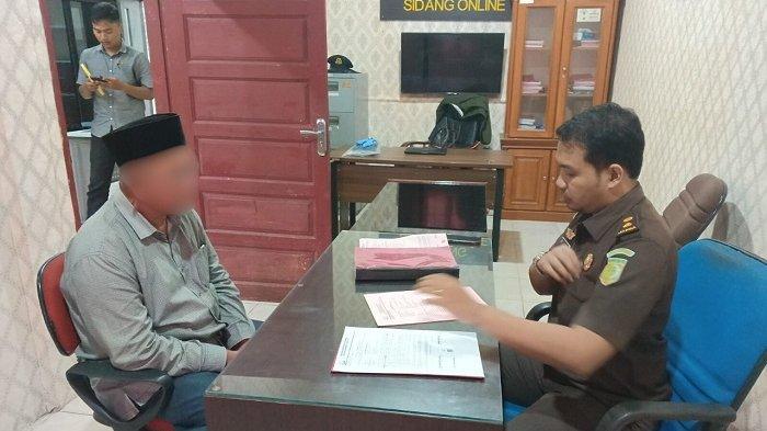 Polres Aceh Jaya melimpahkan tersangka kasus dugaan pemerkosaan dan pelecehan seksual terhadap anak di bawah umur kepada Kejaksaan Negeri (Kejari) Aceh Jaya. (Foto: Serambi)