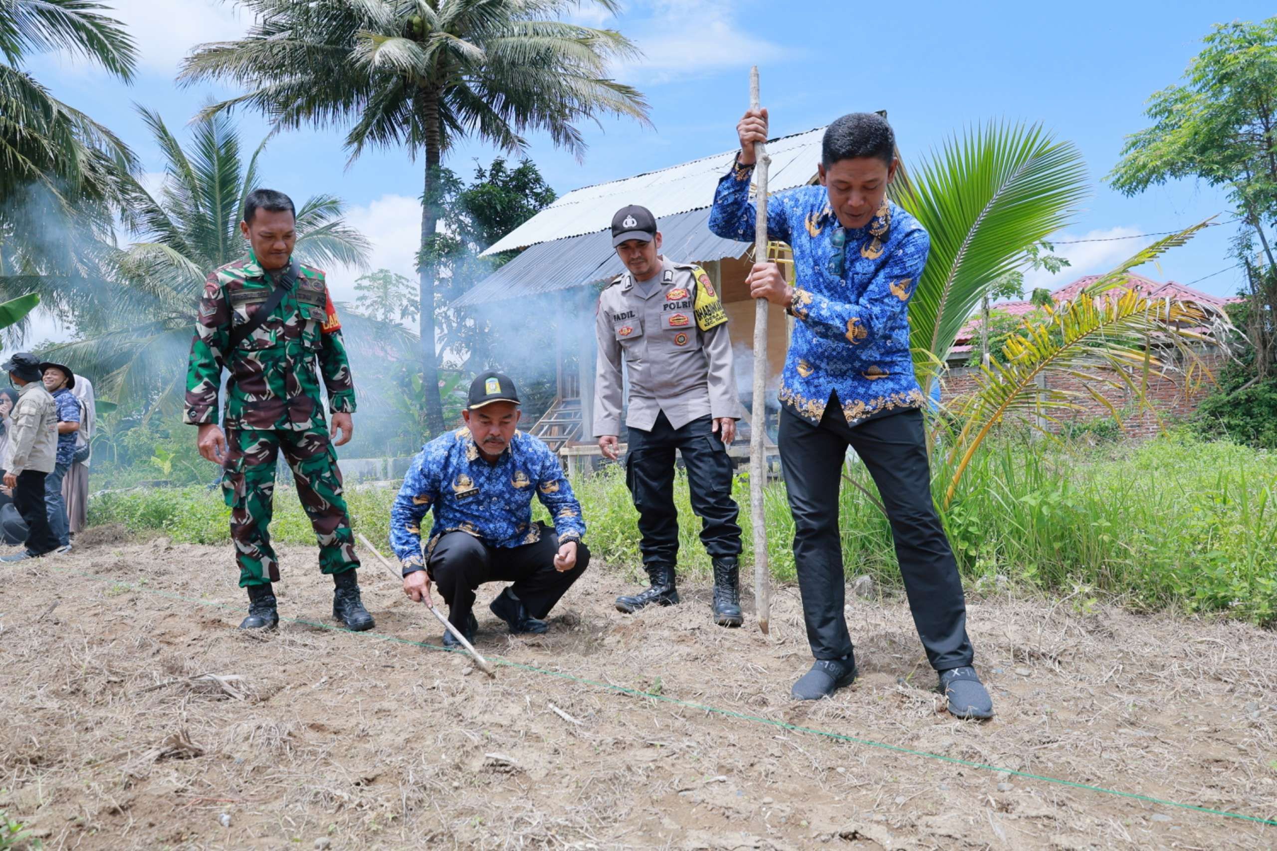 Asisten II Sekda Aceh Besar, M Ali SSos MSi, bersama unsur Forkopimcam Darussalam menanam bibit kacang koro, pada Pelatihan Pertanian Regeneratif dan Budidaya Kacang Koro yang digagas oleh Rumoh Pangan Aceh. (Foto: RRI)