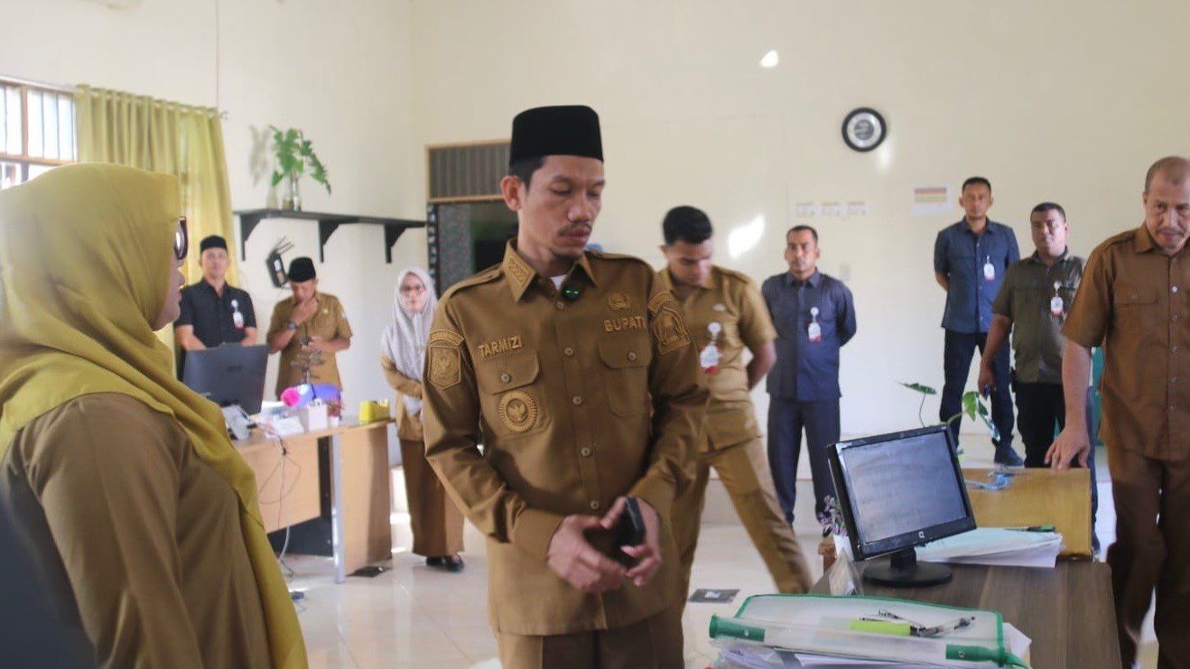 Tertibkan ASN Nongkrong Saat Kerja, Bupati Aceh Barat Perintahkan Razia Warung Kopi. (Foto: RRI)