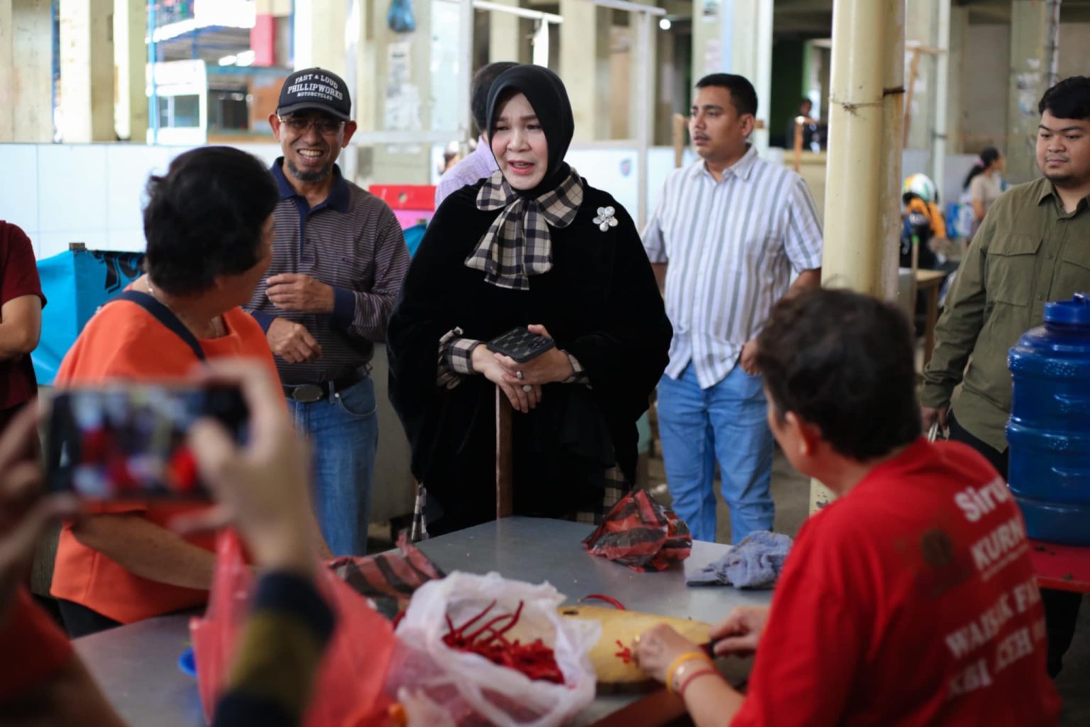 Kunjungi Pasar Keberagaman, Illiza Puji Sikap Toleran Pedagang Non-Muslim Selama Ramadan. (Foto: MC Banda Aceh)