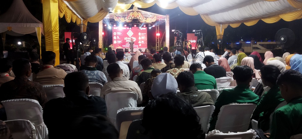 Kepala Badan Pelestarian Kebudayaan (BPK) Wilayah I Aceh, Piet Rusdi saat memberikan sambutannya pada pembukaan acara Meuseuraya Akbar di Gedung Meusapat Ureung Pidie, Minggu (26/5/2025) malam. (Foto: Nukilan/Sammy)