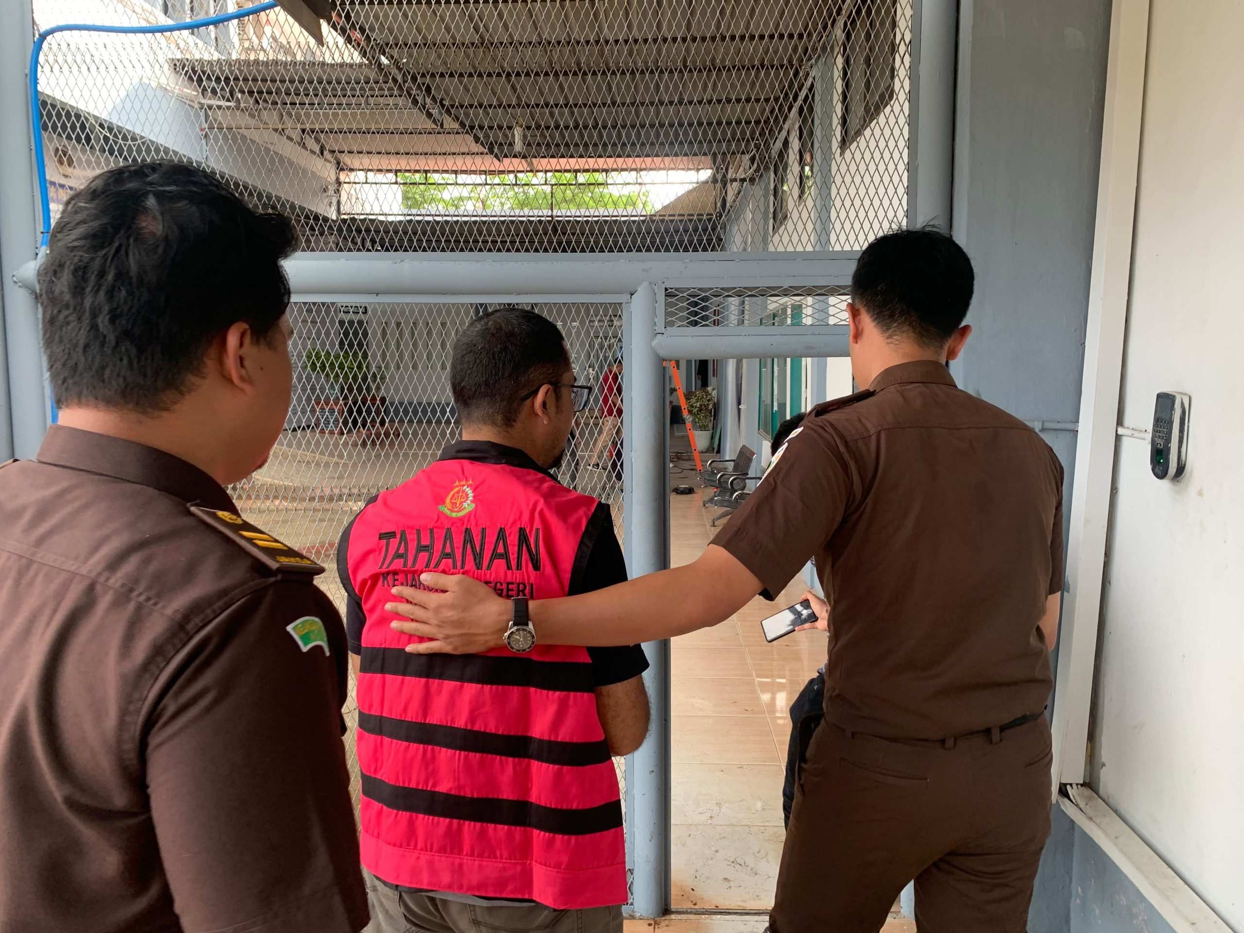 Kejari Aceh Selatan Eksekusi RY, Terpidana Korupsi RSUD Yuliddin Away. (Foto: beritamerdeka.net)
