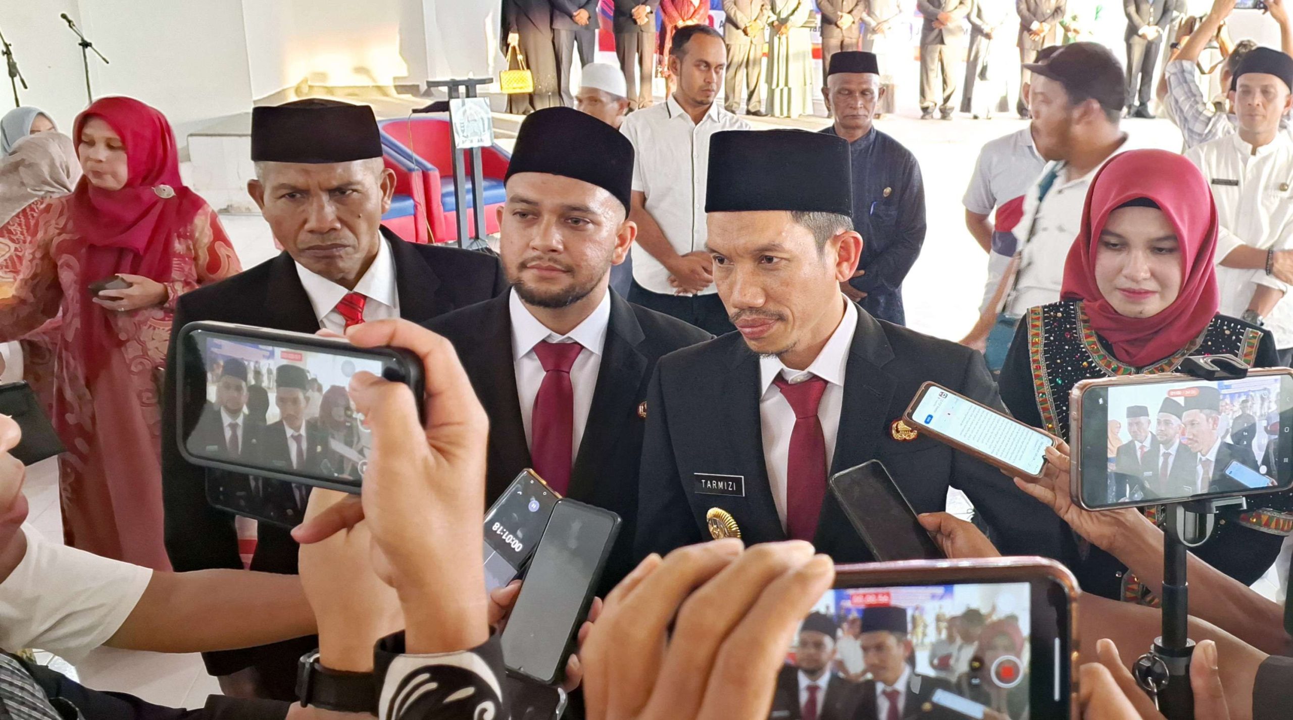 Bupati Aceh Barat Tarmizi, SP, MM memberikan keterangan pers usai acara pengambilan sumpah dan pelantikan pejabat pimpinan tinggi pratama di Aula Bappeda Aceh Barat, Jumat (2/5/2025). (Foto: RRI)