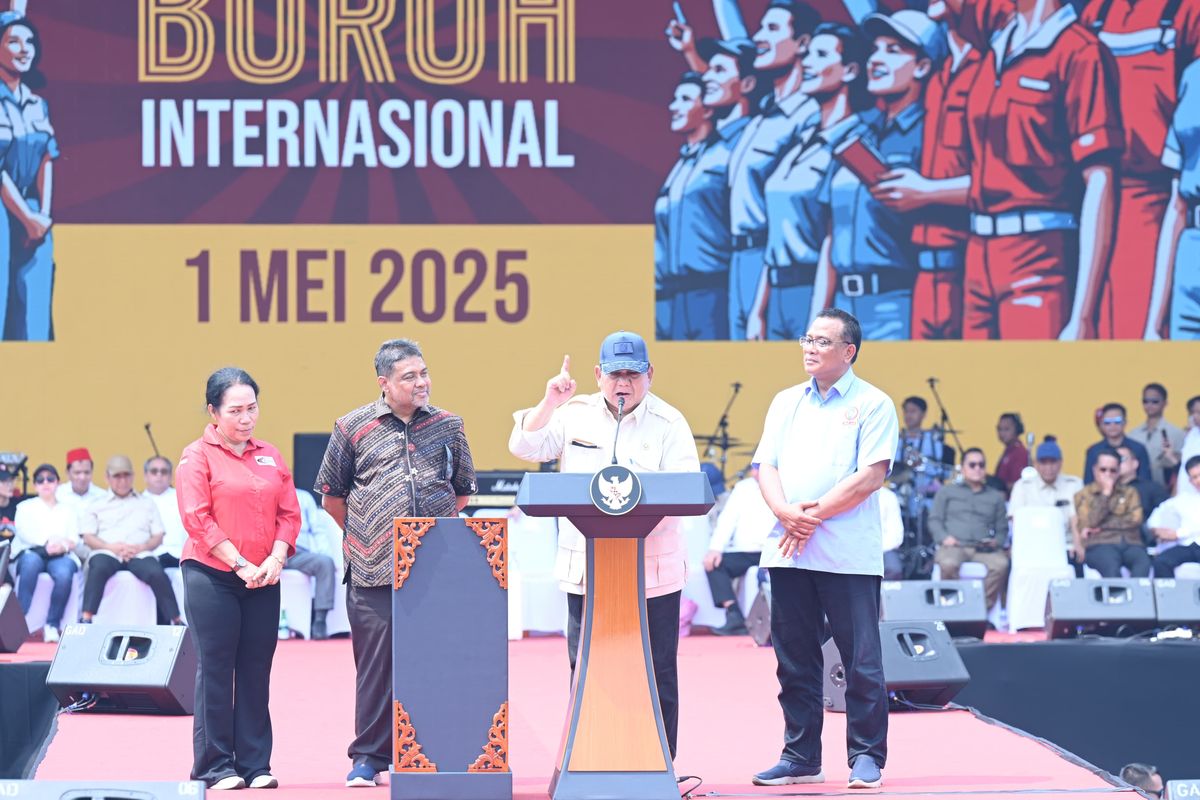 Presiden Prabowo Subianto saat menyampaikan orasi dalam peringatan Hari Buruh Internasional di Lapangan Silang Monas, Jakarta, Kamis (1/5/2025). Prabowo menyampaikan sejumlah janji kepada buruh dalam orasinya tersebut. (Foto: Biro Pers Sekretariat Presiden)