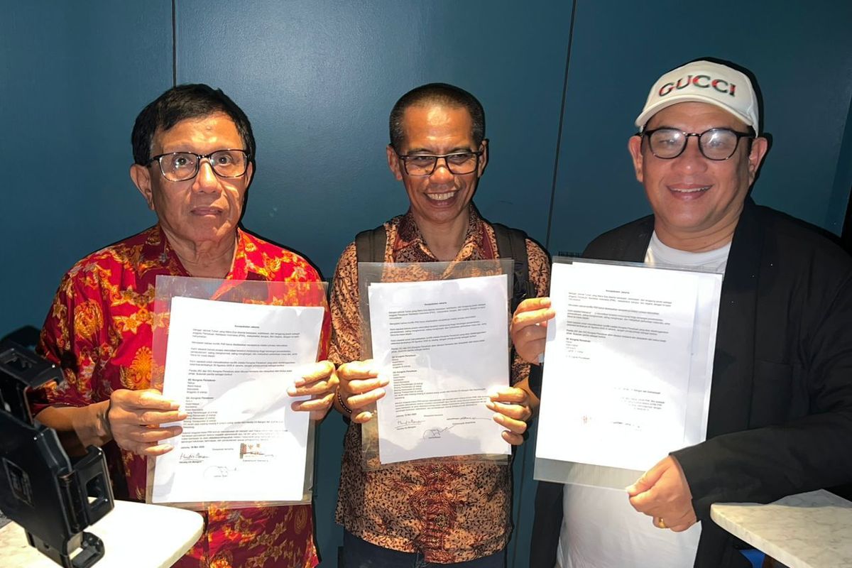 Ketua Umum PWI hasil Kongres Bandung, Hendry Ch Bangun (kiri) dan Ketua Umum PWI hasil KLB Zulmansyah Sekedang (kanan) serta anggota Dewan Pers Dahlan Dahi berfoto bersama sesuai penandatanganan Kesepakatan Jakarta. (Foto: Kompas.com)