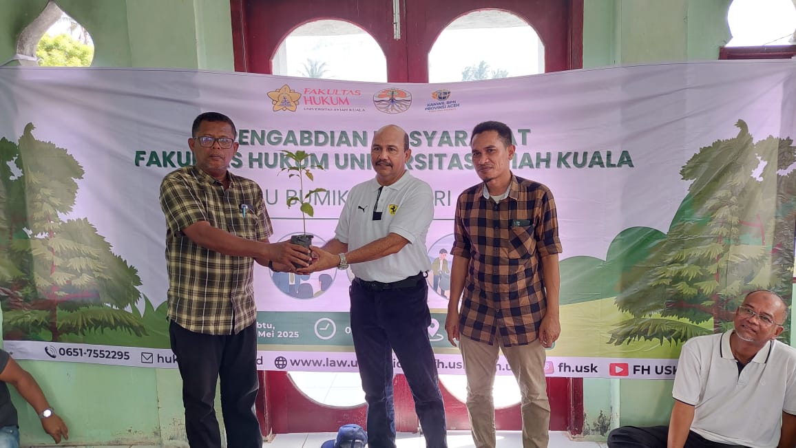 FH USK Bersihkan Pantai Alue Naga dan Tanam 500 Bibit Pohon Bersama BPN. (Foto: For Nukilan)