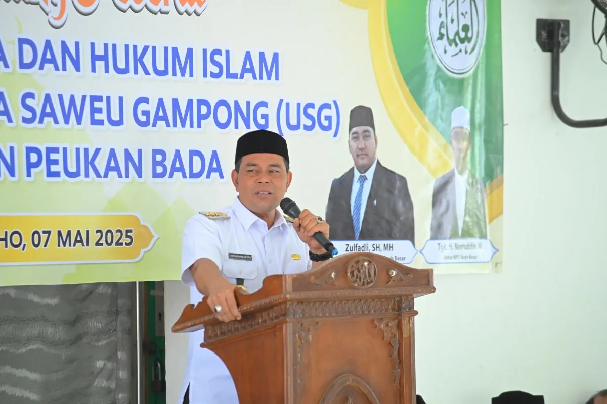 Bupati Aceh Besar Muharram Idris membuka sosialisasi fatwa dan hukum Islam dalam rangka pelaksanaan program Ulama Saweu Gampong (USG) di Kecamatan Peukan Bada. (Foto: MC Aceh Besar)
