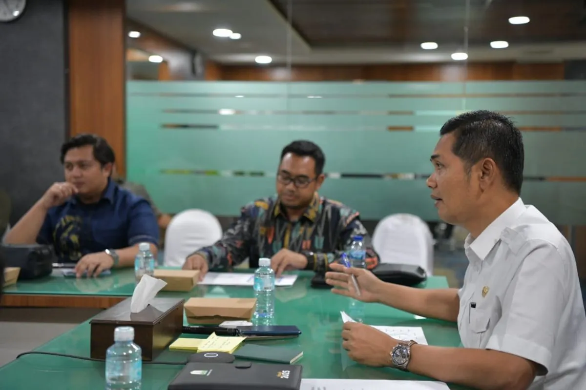 Plt Sekda Aceh M Nasir didampingi Asisten I Sekda Aceh Azwardi AP melakukan rapat bersama Tim Badan Gizi Nasional (BGN) di ruang Rapat Sekda Aceh, kantor Gubernur Aceh, Rabu (14/05/2025). (Foto: Humas Pemprov Aceh)