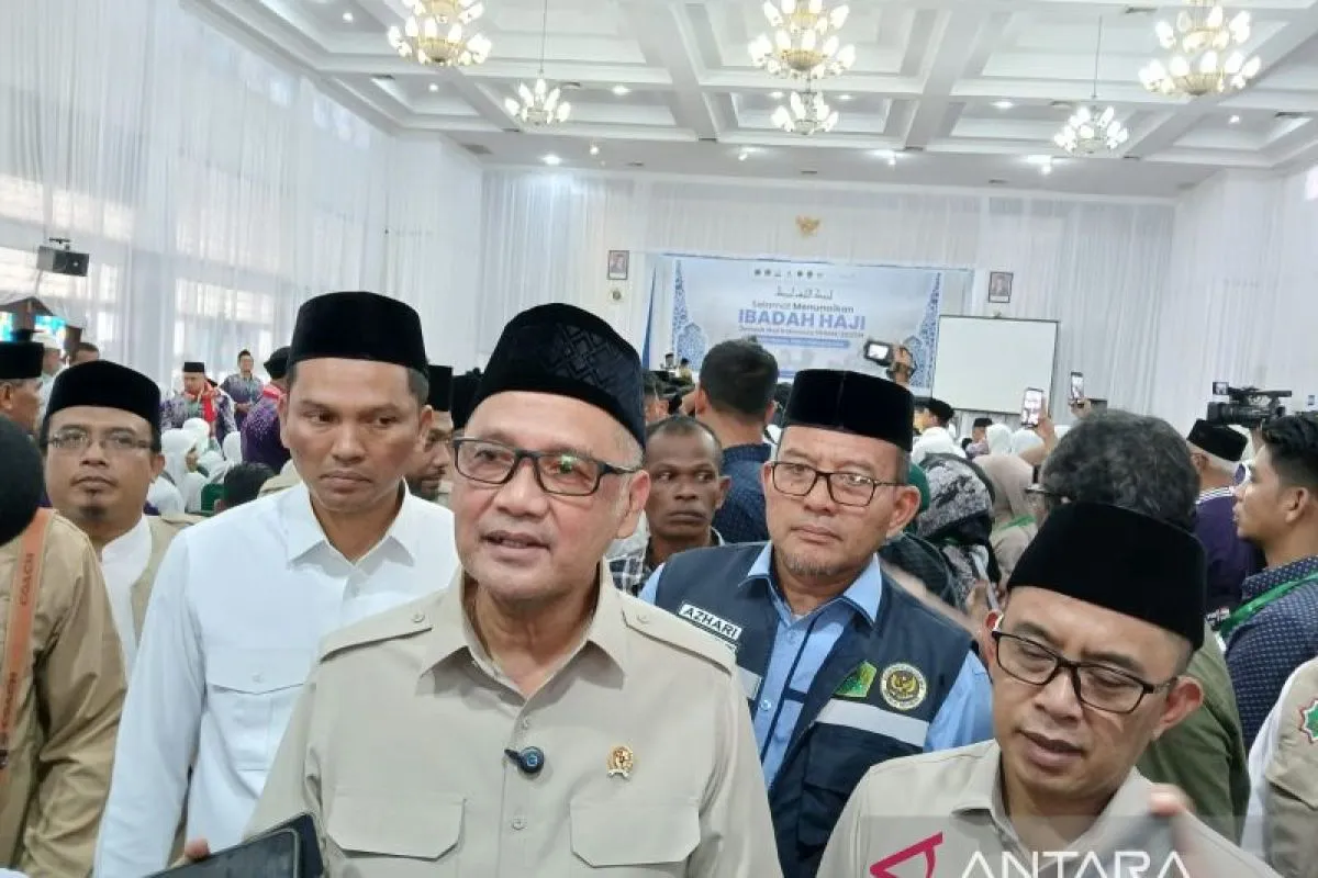 Kepala BPH RI, KH Mochamad Irfan Yusuf saat memberikan keterangan kepada awak media usai melepaskan 393 jamaah haji Aceh kloter pertama, di Asrama Haji Embarkasi Aceh. (Foto: ANTARA)