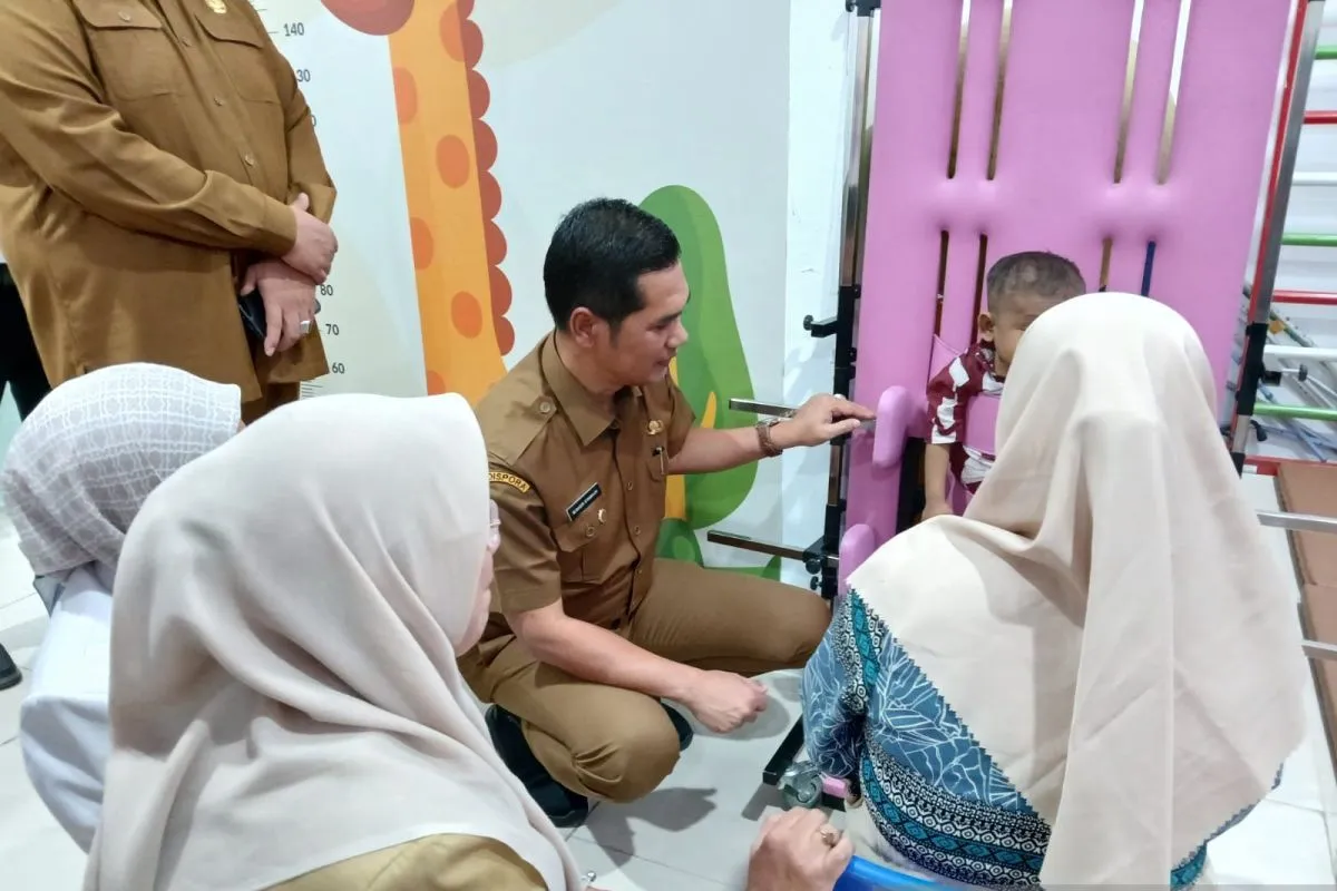 Plt Sekda Aceh, M Nasir saat meninjau anak berkebutuhan khusus yang sedang menjalani rehabilitasi di RSIA Aceh, di Banda Aceh. (Foto: ANTARA)