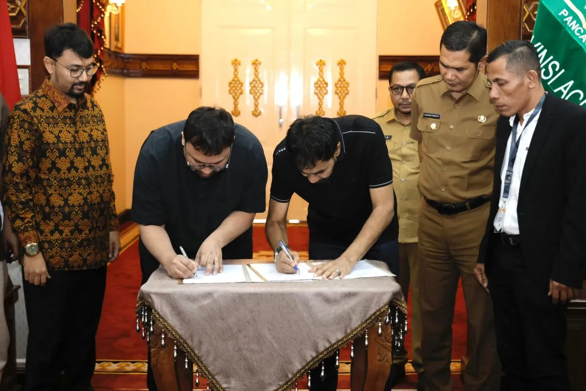 Gubernur Aceh Muzakir Manaf saat menekan MoU kerjasama pembangunan pabrik minyak goreng, di Banda Aceh. (Foto: ANTARA)