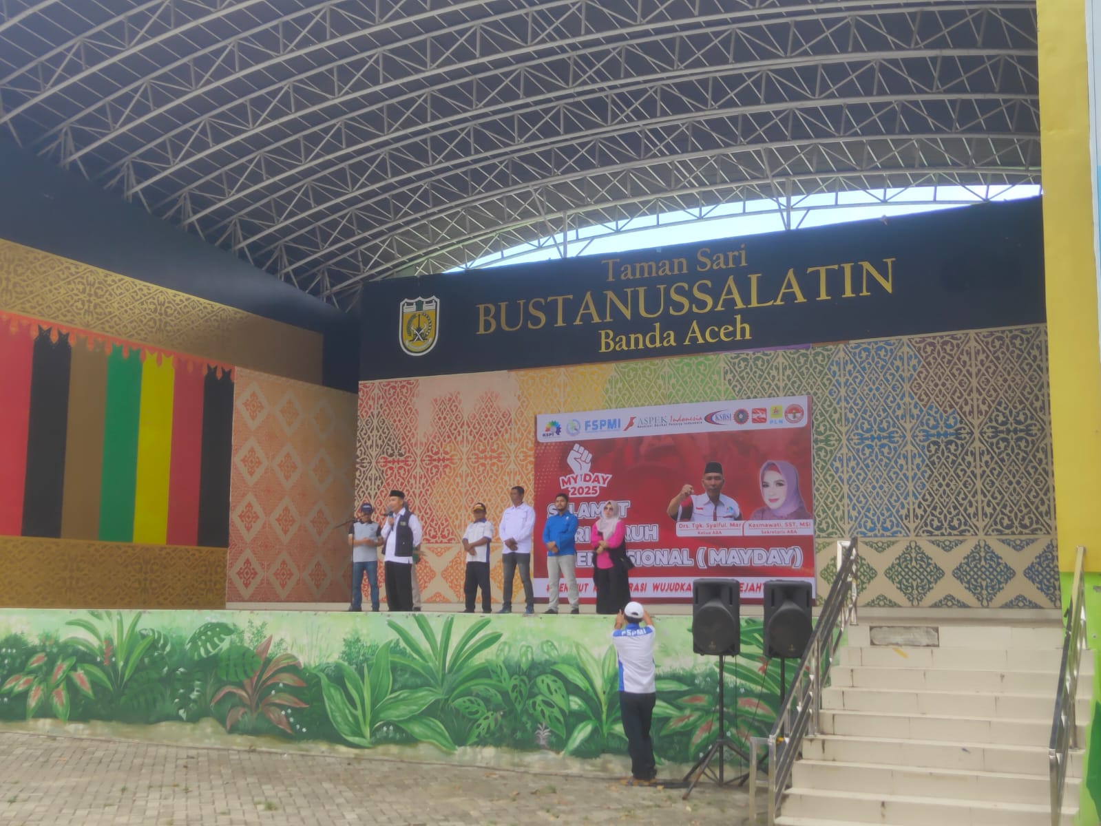 Ketua Aliansi Buruh Aceh (ABA) saat berorasi di Taman Bustanussalatin, Banda Aceh, pada Kamis 1 Mei 2025. (Foto: Nukilan/Rezi)
