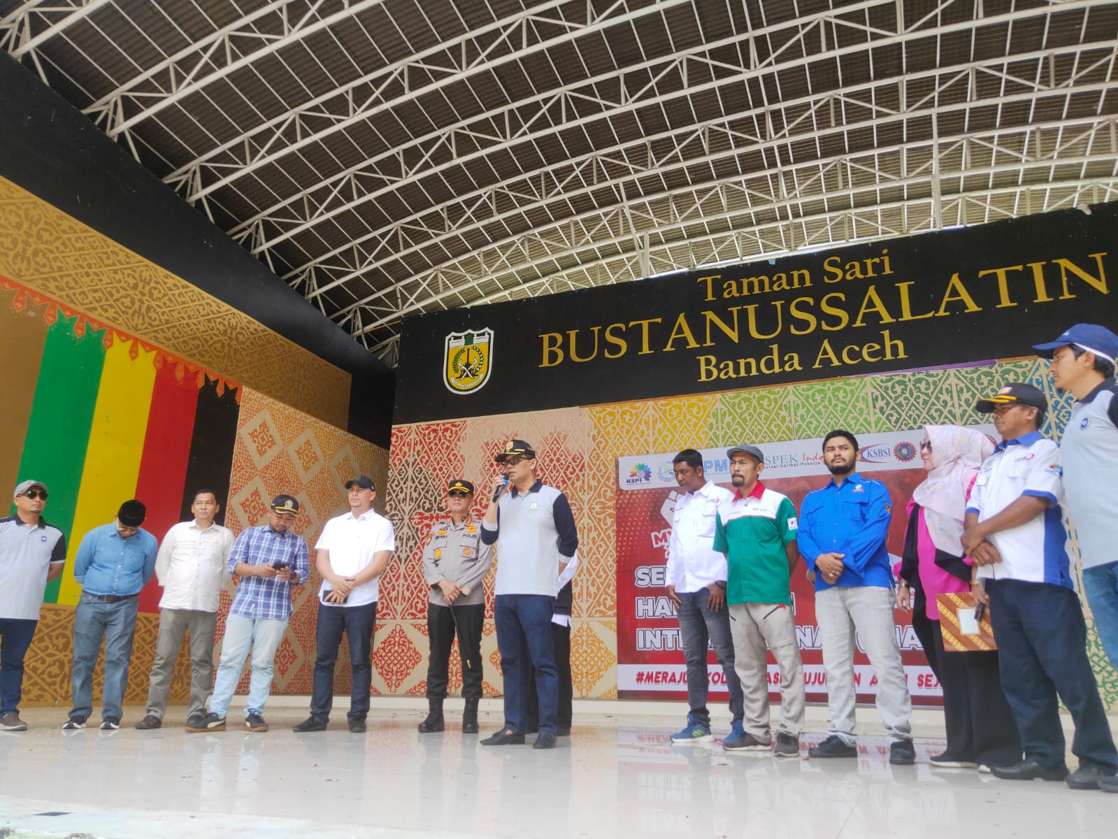 Kepala Disnakermobduk Aceh, Akmil Husen saat menanggapi aspirasi buruh pada hari May Day di Taman Bustanussalatin, Banda Aceh, pada 1 Mei 2025. (Foto: Nukilan/Rezi)