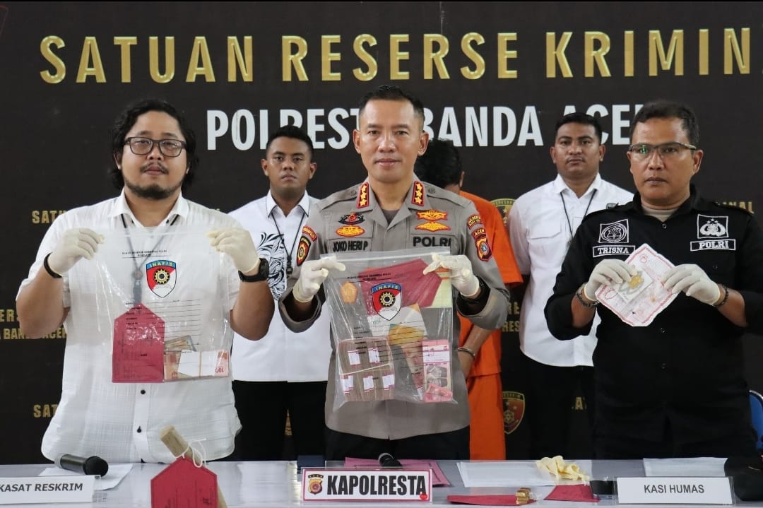 Konferensi pers pengungkapan kasus pembobolan brankas milik seorang warga Gampong Lamlumpu, Kecamatan Peukan Bada, Kabupaten Aceh Besar di Mapolresta Banda Aceh pada Rabu 14 Mei 2025. (Foto: Dok. Polresta Banda Aceh)