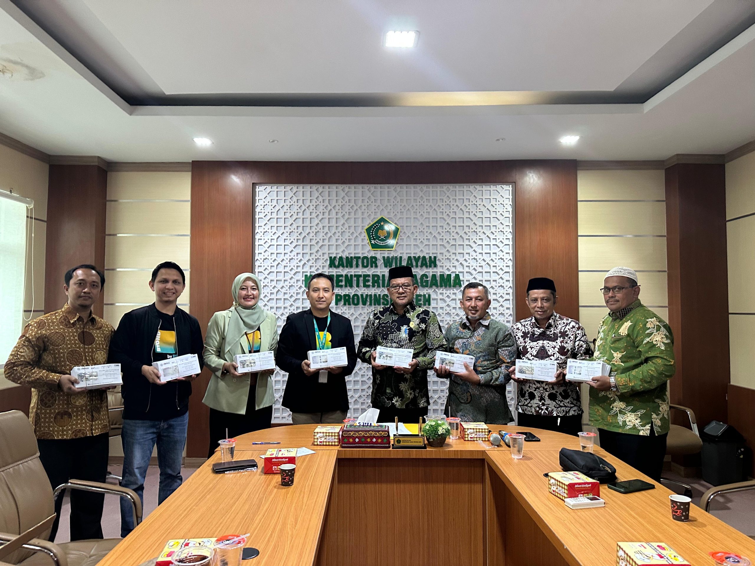Acara serah terima total living cost jemaah dari BPKH kepada Kepala Kanwil Kemenag Aceh, Azhari. (Foto: Dok. Kemenag Aceh)