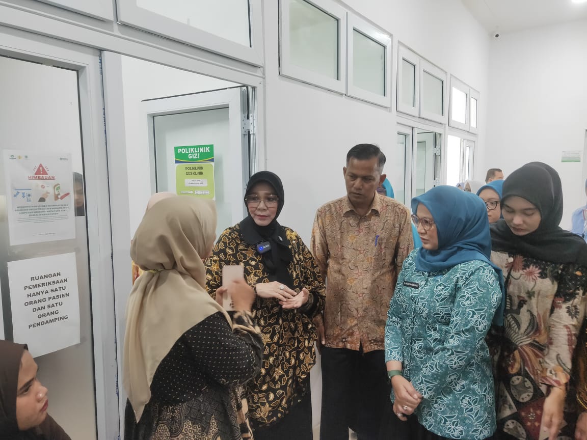 Wali Kota Banda Aceh, Illiza Sa'aduddin Djamal bersama Plt Direktur RSUD Meuraxa, M. Nurdin saat mengunjungi ruang pemeriksaan USG kehamilan dan penyakit kandungan. (Foto: Nukilan/Rezi)
