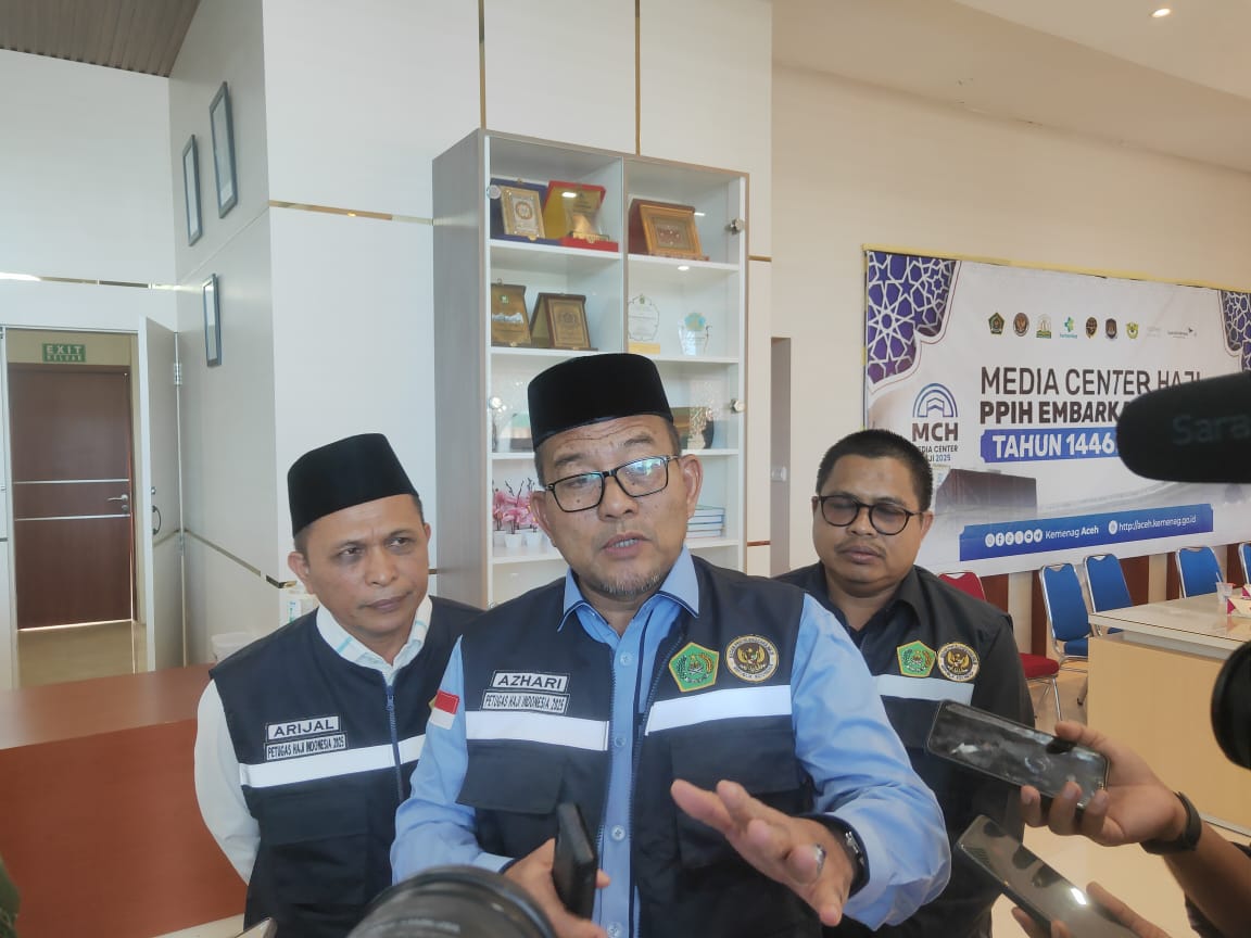 Kepala Kantor Wilayah Kementerian Agama (Kakanwil Kemenag) Provinsi Aceh, Drs. H. Azhari. (Foto: Nukilan/Rezi)