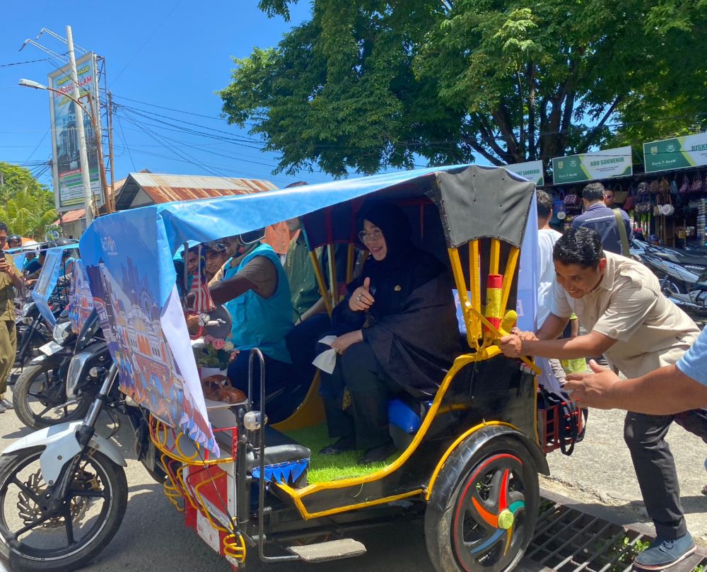 Wisatawan Bisa Jelajahi Banda Aceh dengan Becak Heritage Tour. (Foto: MC BNA)