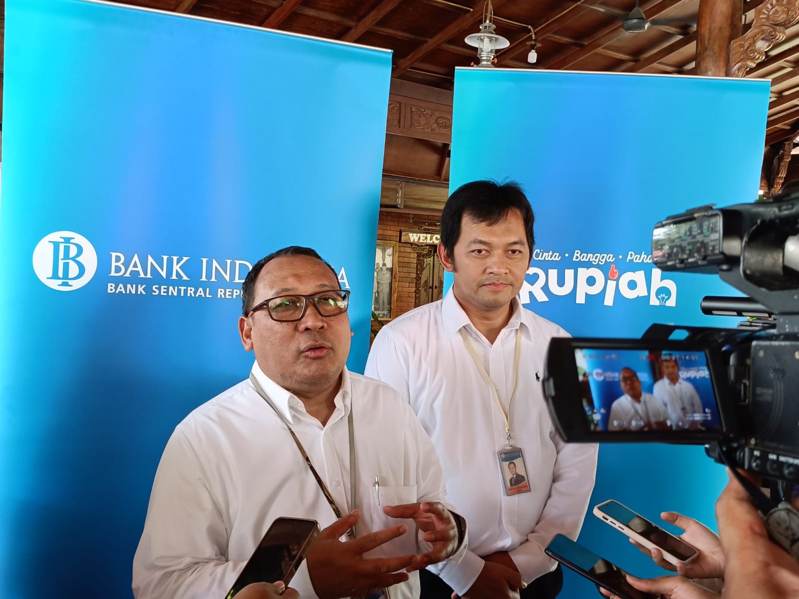 Kepala Bank Indonesia Provinsi Aceh, Agus Chusaini didampingi oleh Deputi Kepala Bank Indonesia Provinsi Aceh, Hertha Bastiawan. (Foto: Nukilan/Rezi)