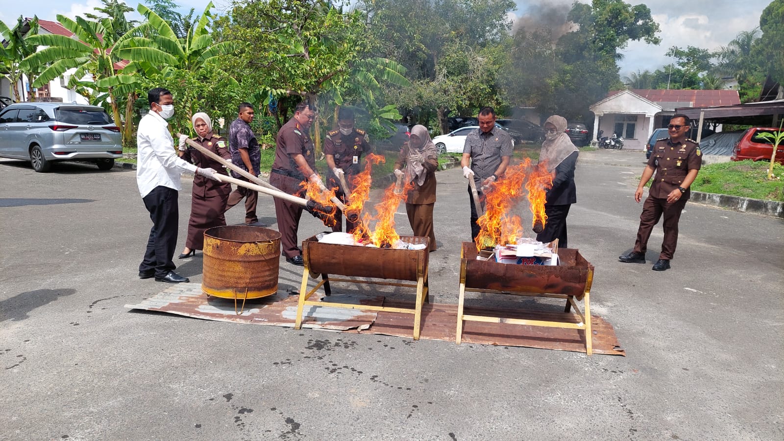 Proses pemusnahan barang bukti di Halaman Kantor Kejaksaan Negeri Banda Aceh, pada Selasa 20 Mei 2025. (Foto: Dok. Kejari Banda Aceh)