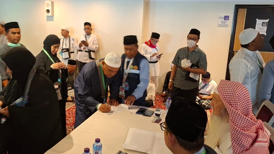 Pembagian dana wakaf Baitul Asyi kepada jemaah haji kloter BTJ-01 di Makkah. (Foto: Dok. Kemenag Aceh)