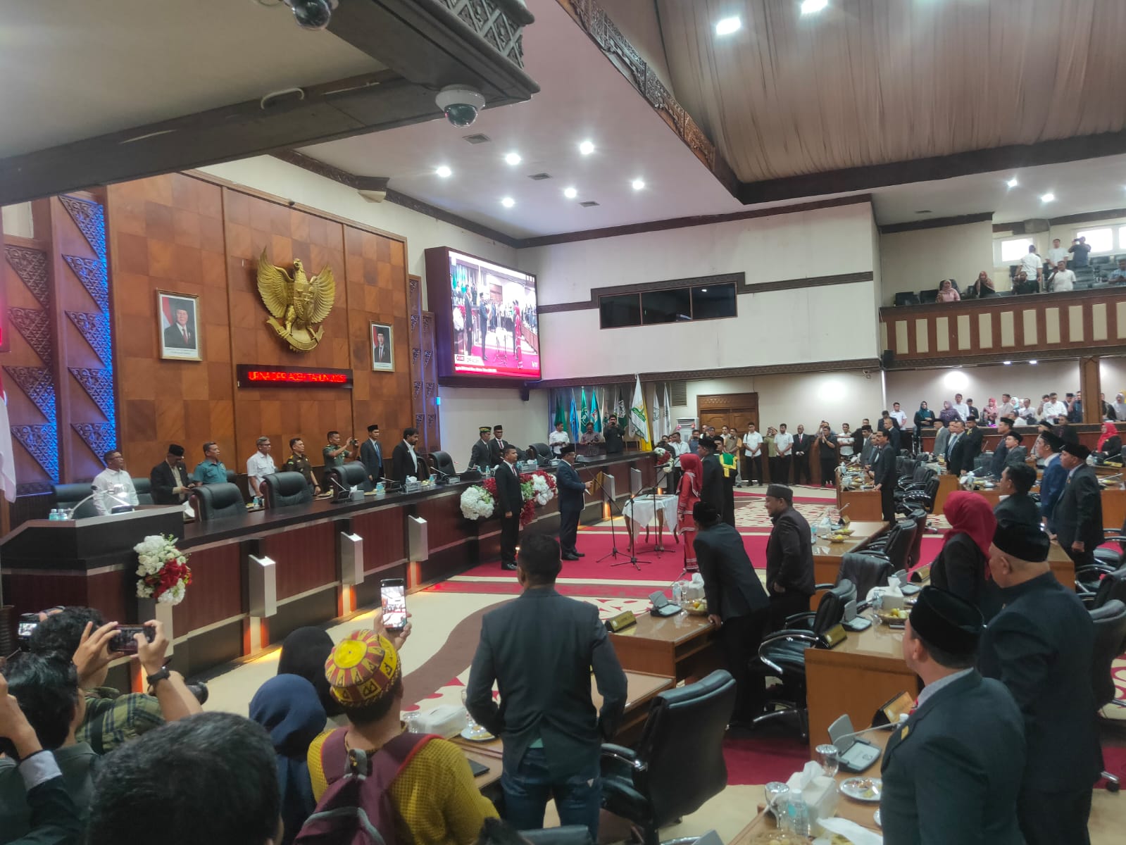 Acara pelantikan tiga politisi Partai Aceh sebagai anggota DPRA, Rabu 21 Mei 2025. (Foto: Nukilan/Rezi)