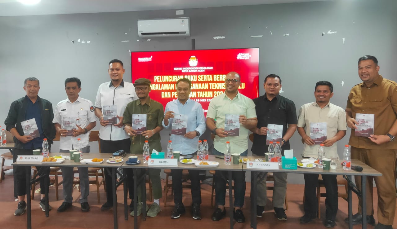Acara peluncuran buku Jejak Kinerja KIP Kota Banda Aceh di D’Aceh Kupi, Banda Aceh, pada Senin 26 Mei 2025. (Foto: Nukilan/Rezi)