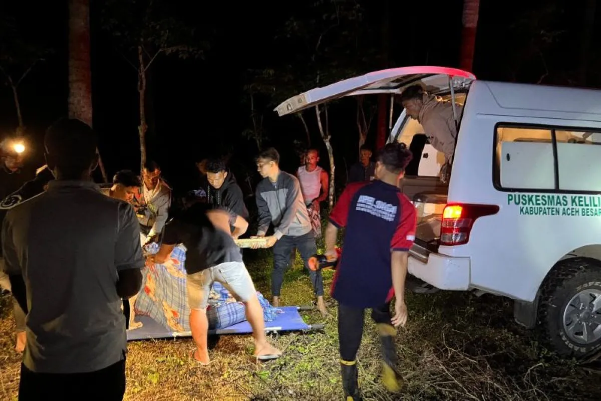 Petugas BPBD Aceh Besar Pos Lamteuba, bersama masyarakat mengevakuasi korban, di area perkebunan Gampong Lambada, Kemukiman Lamteuba, Kecamatan Seulimum, Kabupaten Aceh Besar (Foto: BPBD Aceh Besar)