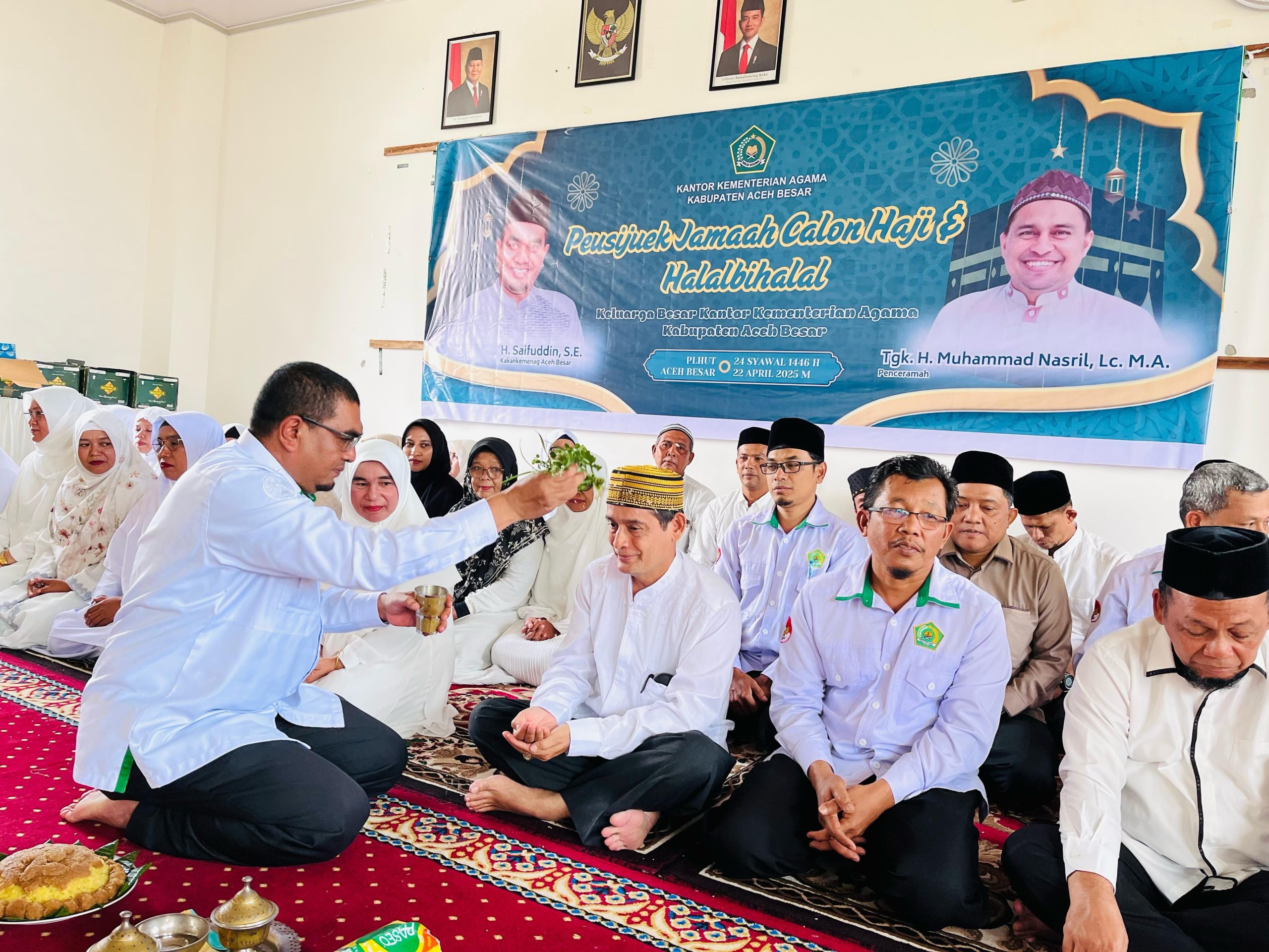 Kepala Kantor Kemenag Aceh Besar, Saifuddin saat mempeusijuek calon jemaah haji. (Foto: Kemenag Aceh)