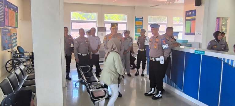Kapolres Aceh Selatan Tinjau Layanan Samsat. (Foto: Polres Aceh Selatan)