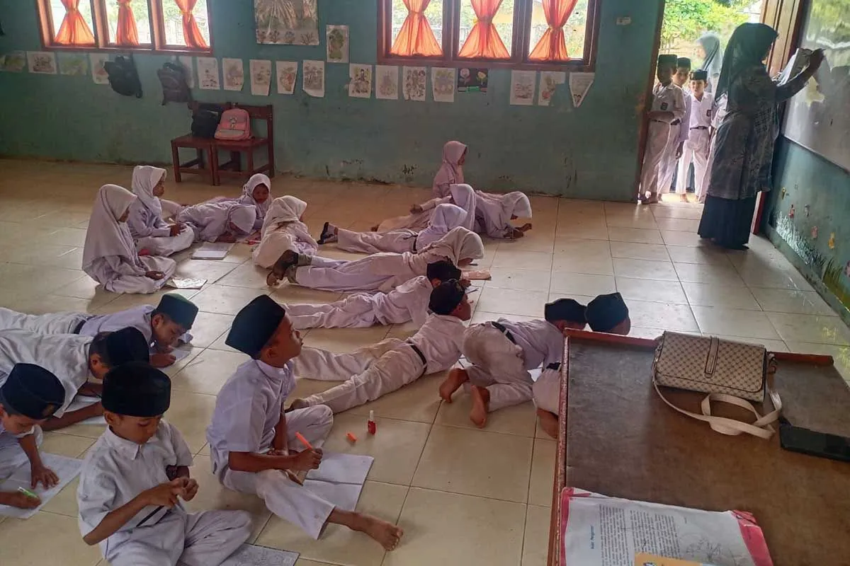 Siswa SD di Aceh Timur Belajar Sambil Tengkurap. (Foto: ANTARA)