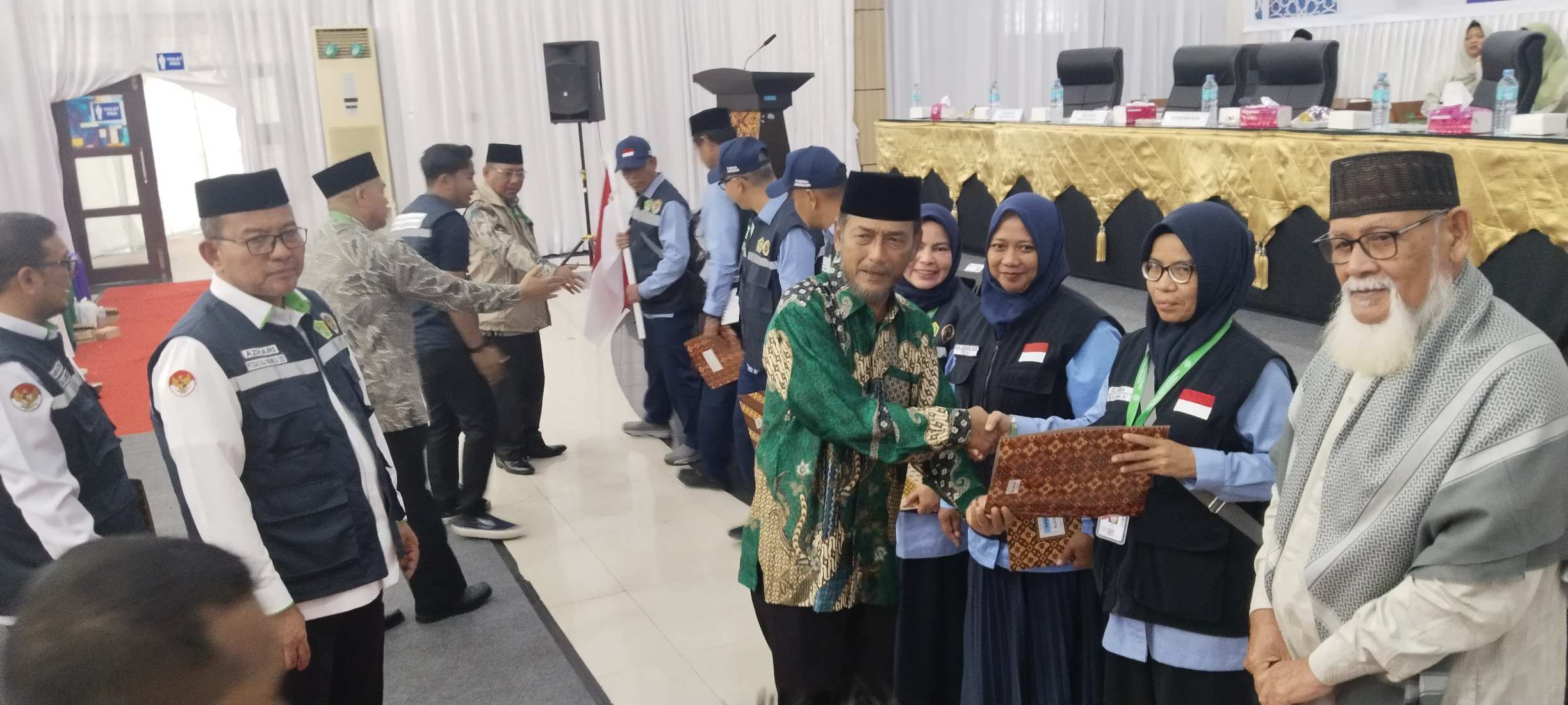 Waled Nu Hadiri Pelepasan Jemaah Haji Kloter 9 Asal Bireuen dan Aceh Utara. (Foto: Kemenag Aceh)