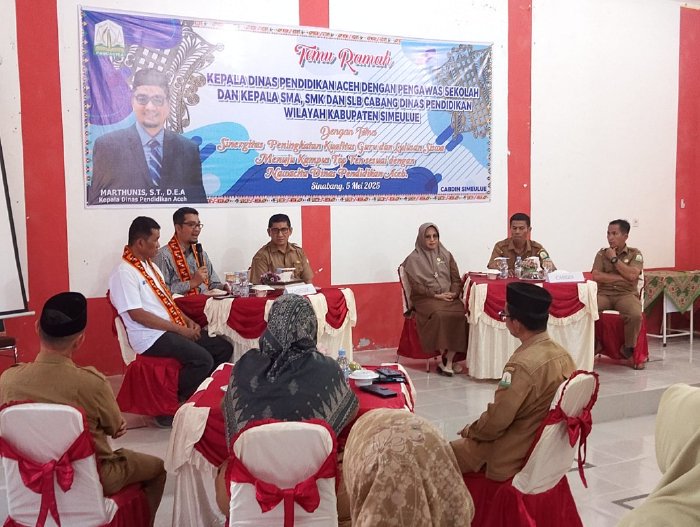 Kepala Dinas Pendidikan Aceh, Marthunis, ST., D.E.A, mengadakan pertemuan dengan para pengawas sekolah serta Kepala SMA, SMK, dan SLB di Kabupaten Simeulue. (Foto: Disdik Aceh)