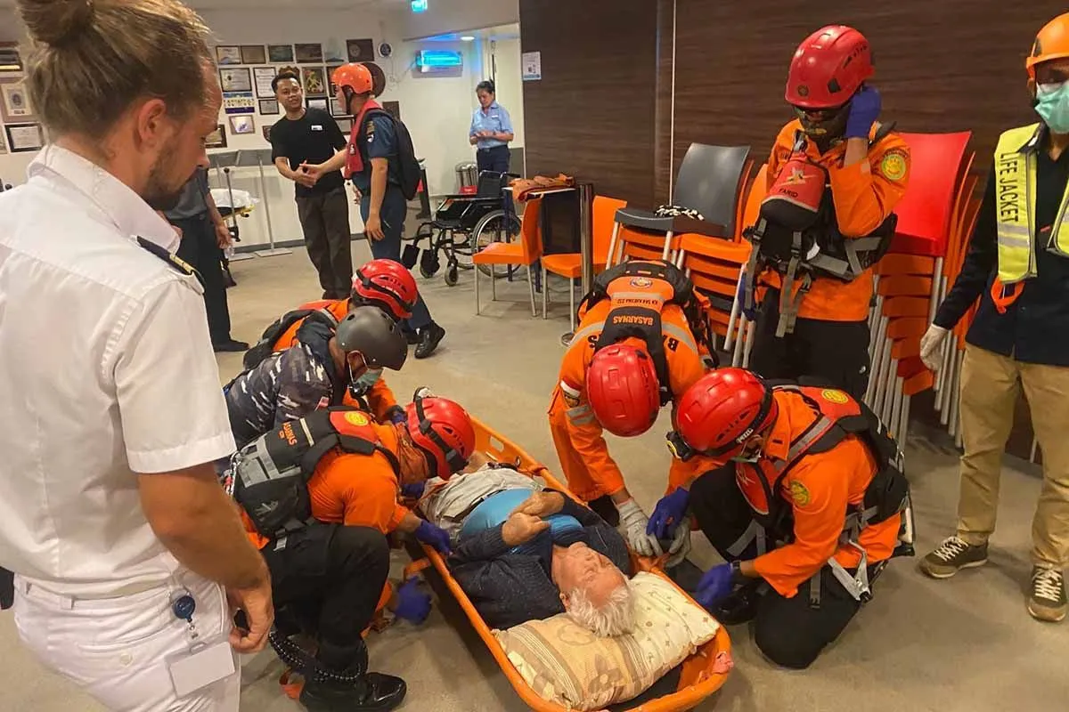 Dua WNA Sakit Dievakuasi dari Kapal Pesiar di Perairan Aceh. (Foto: ANTARA)