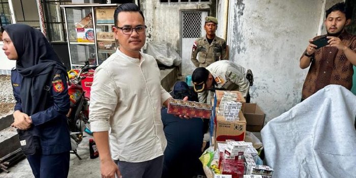 Satpol PP dan Bea Cukai Sita Ribuan Rokok Ilegal di Banda Aceh, Pedagang Diedukasi. (Foto: Satpol PP Aceh)