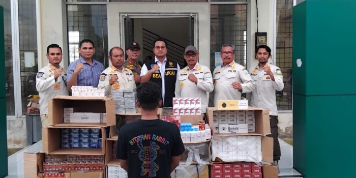 Satpol PP dan Bea Cukai Aceh Sita 90.000 Batang Rokok Ilegal. (Foto: Satpol PP WH)