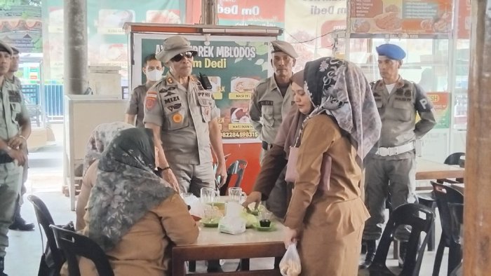 Sebanyak 12 guru dari Dinas Pendidikan Aceh terjaring razia Satpol PP dan WH Aceh karena nongkrong di warung kopi saat jam dinas. (Foto: Satpol PP dan WH Aceh)