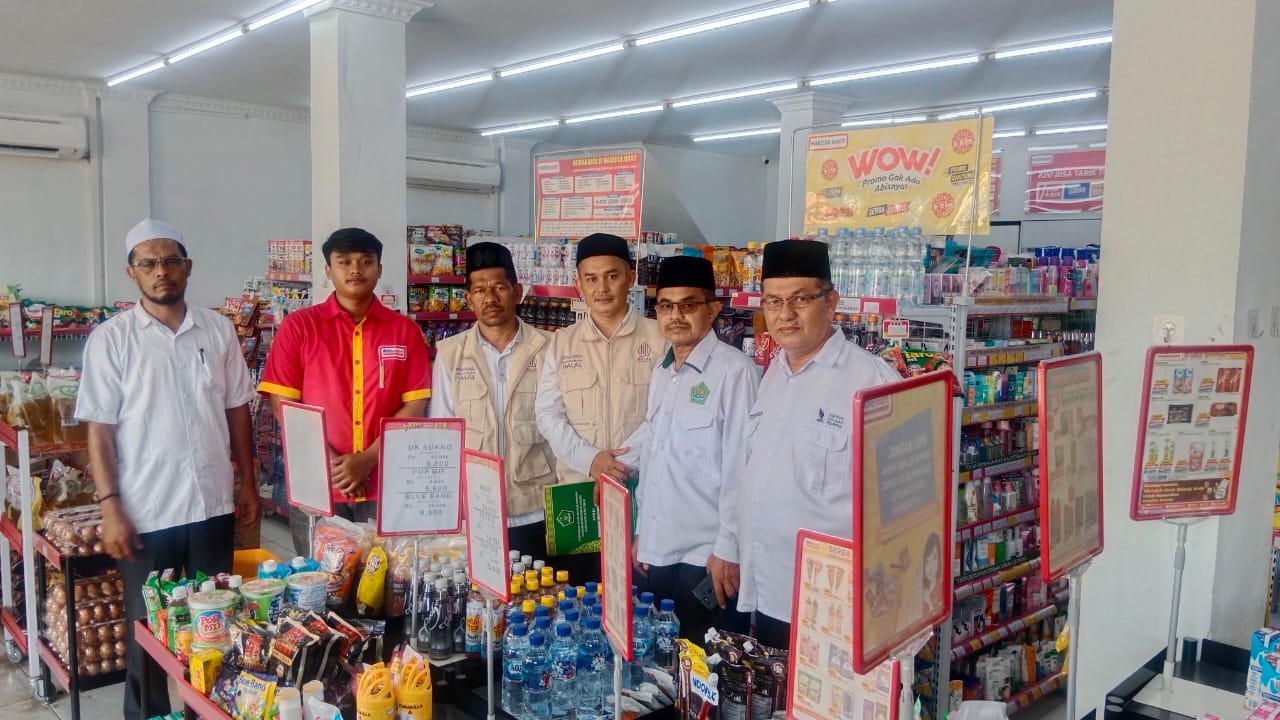Tim Jaminan Produk Halal (JPH) melakukan pengawasan langsung terhadap produk olahan Kesejumlah Mini Market. (Foto: Kemenag Aceh)