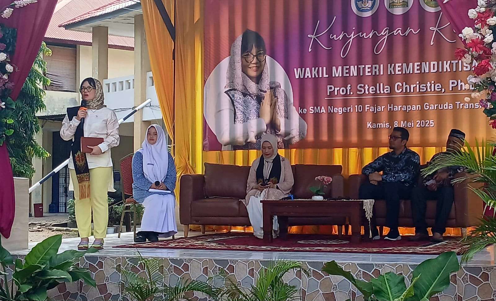 Wakil Menteri Pendidikan Tinggi, Sains, dan Teknologi Prof. Stella Christie memberikan sambutan terkait dengan Sekolah Unggul Garuda di hadapan para siswa SMA Negeri 10 Fajar Harapan di dalam sela kunjungan kerjanya ke Provinsi Aceh, Kamis (8/5/2025). (Foto: RRI)