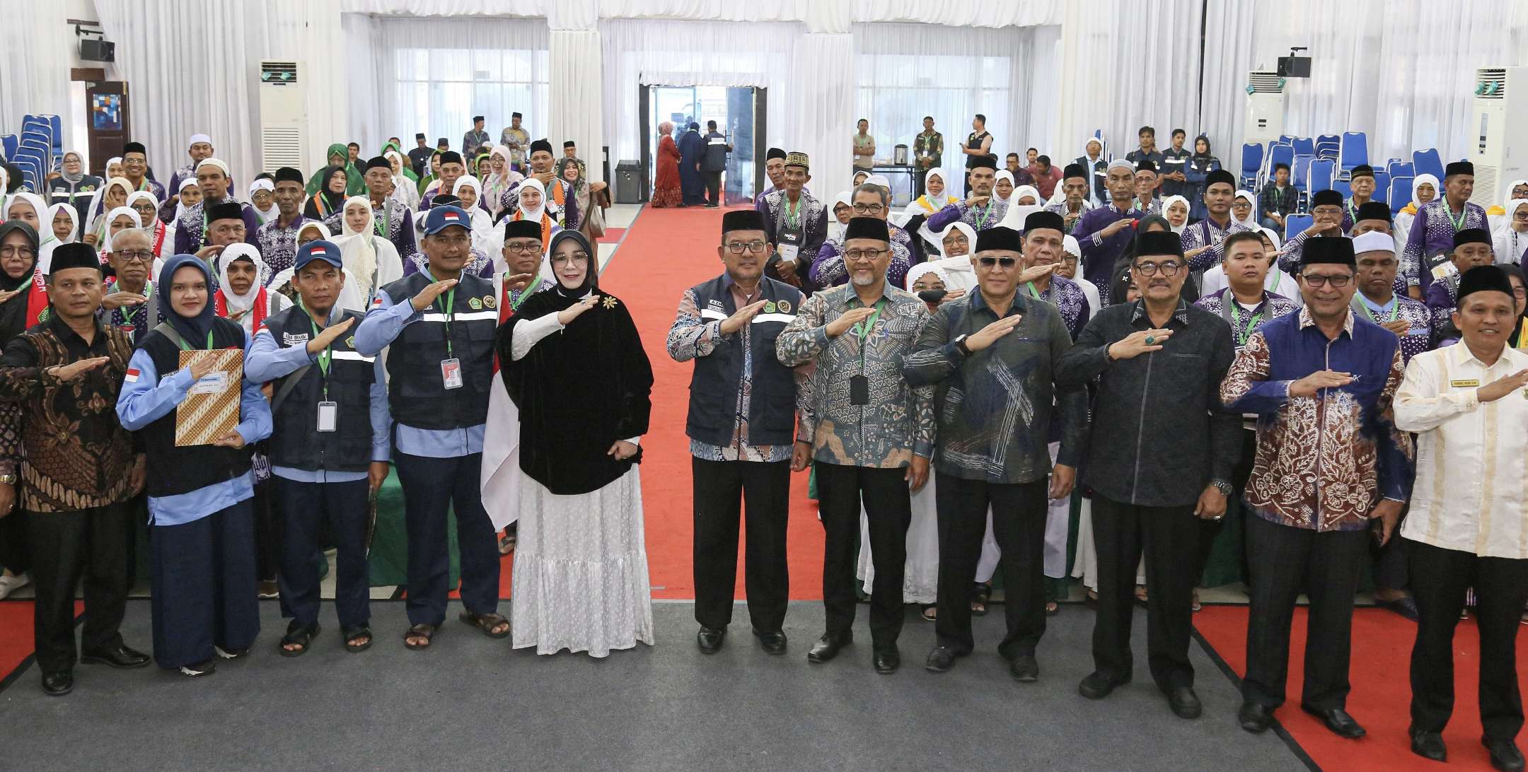 Wali Kota Illiza Lepas Kloter Terakhir Jemaah Haji Aceh. (Foto: Kemenag Aceh)