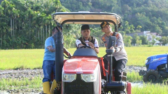 Pemkab Aceh Selatan Luncurkan Program Bajak Sawah Gratis. (Foto: Serambi)